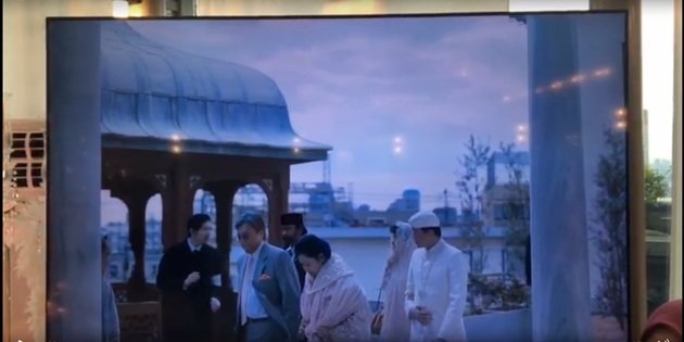 10 Momen haru akad nikah Syahrini-Reino dengan adat Sunda di Jepang
