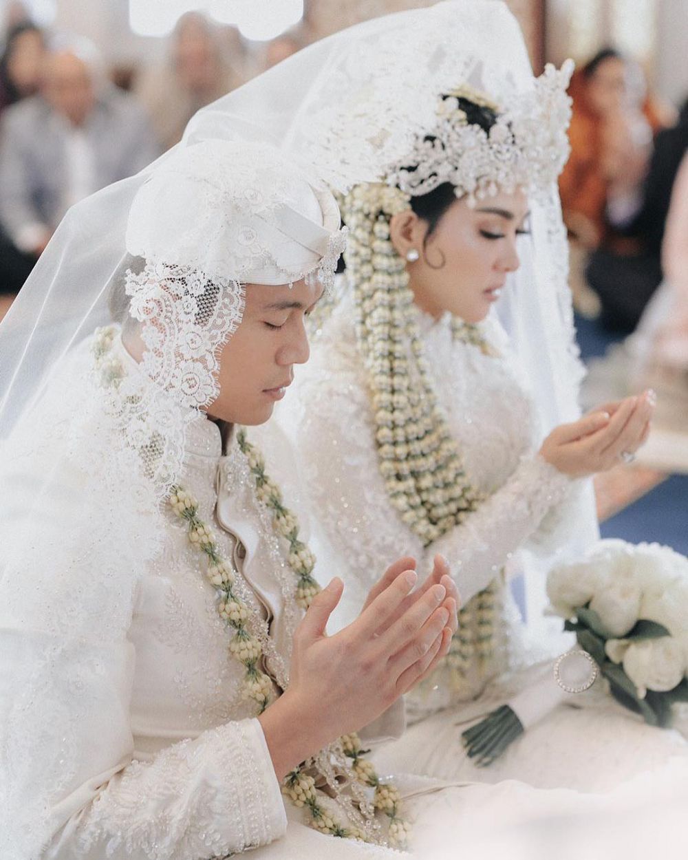 10 Momen haru akad nikah Syahrini-Reino dengan adat Sunda di Jepang