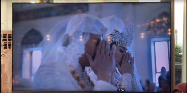 10 Momen haru akad nikah Syahrini-Reino dengan adat Sunda di Jepang