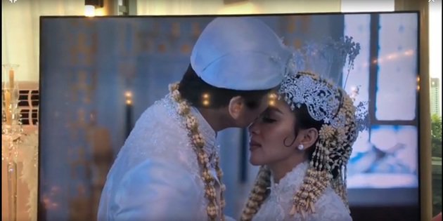 10 Momen haru akad nikah Syahrini-Reino dengan adat Sunda di Jepang
