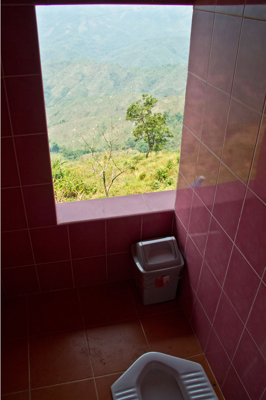 10 Potret toilet dengan pemandangan alam, antimainstream 