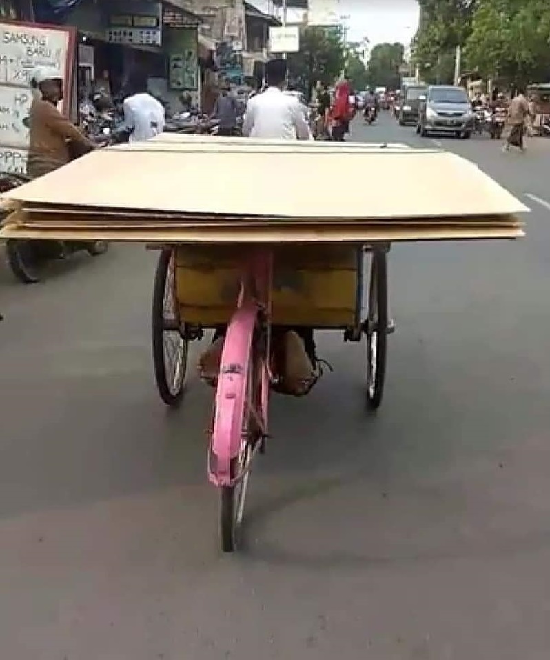 Kisah tukang becak susah payah bawa triplek ini bikin haru