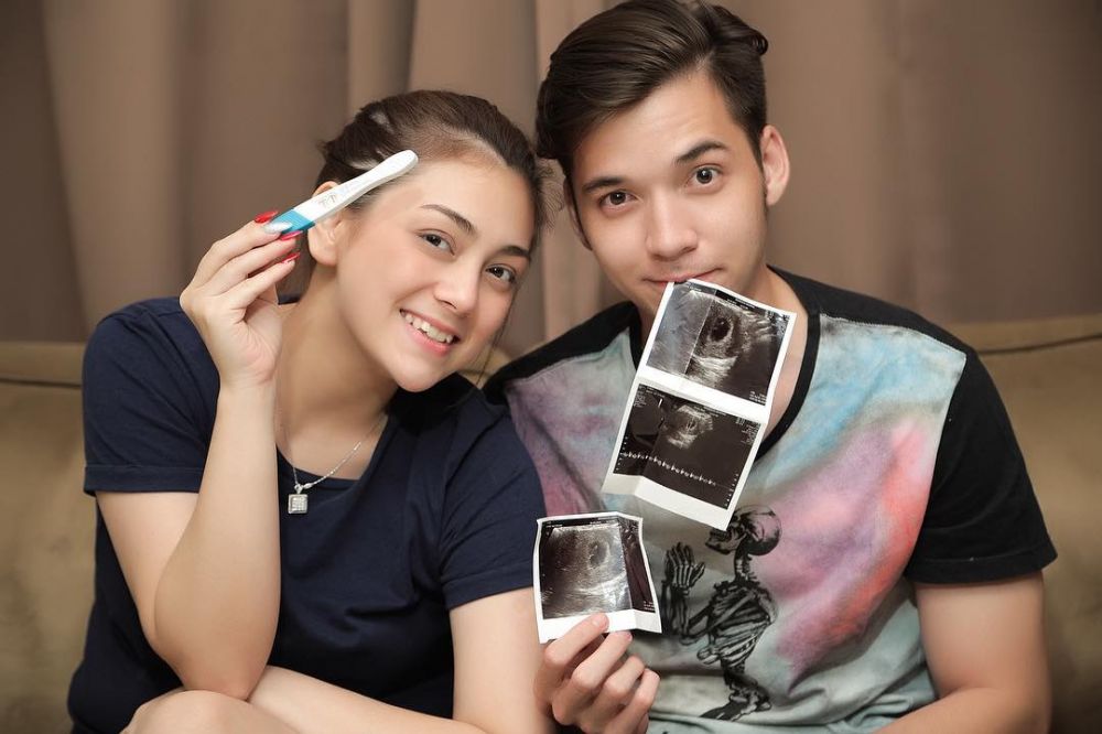 5 Potret bahagia Celine Evangelista umumkan hamil anak keempat