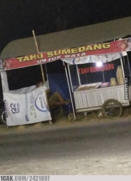 12 Spanduk iklan pedagang ini malah bikin bingung