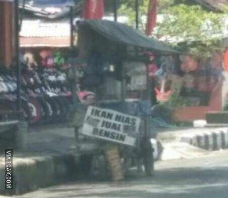 12 Spanduk iklan pedagang ini malah bikin bingung