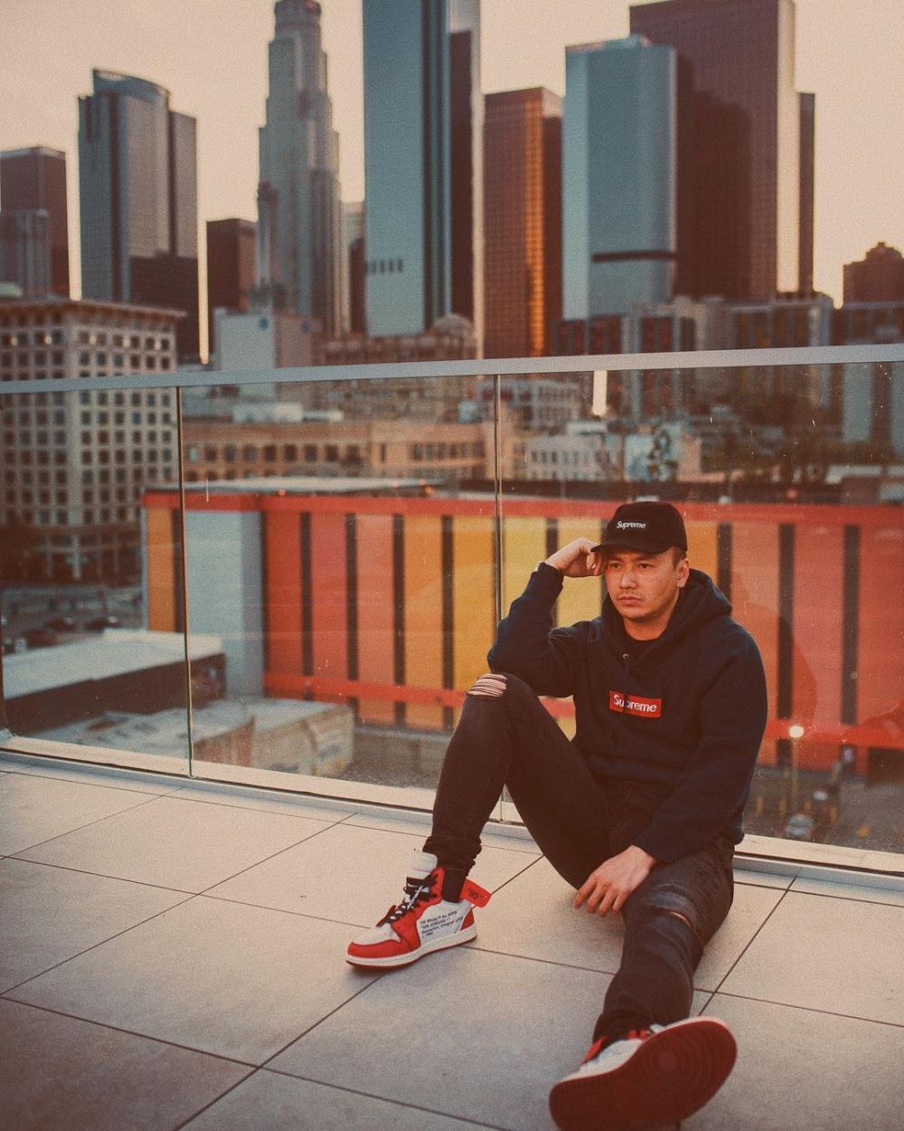 10 Gaya OOTD Wijaya Saputra di luar lapangan, simpel tapi cool