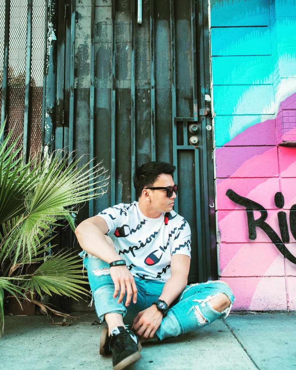 10 Gaya OOTD Wijaya Saputra di luar lapangan, simpel tapi cool