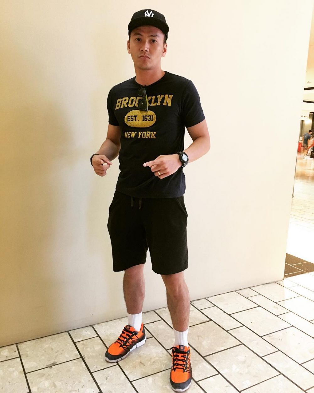 10 Gaya OOTD Wijaya Saputra di luar lapangan, simpel tapi cool
