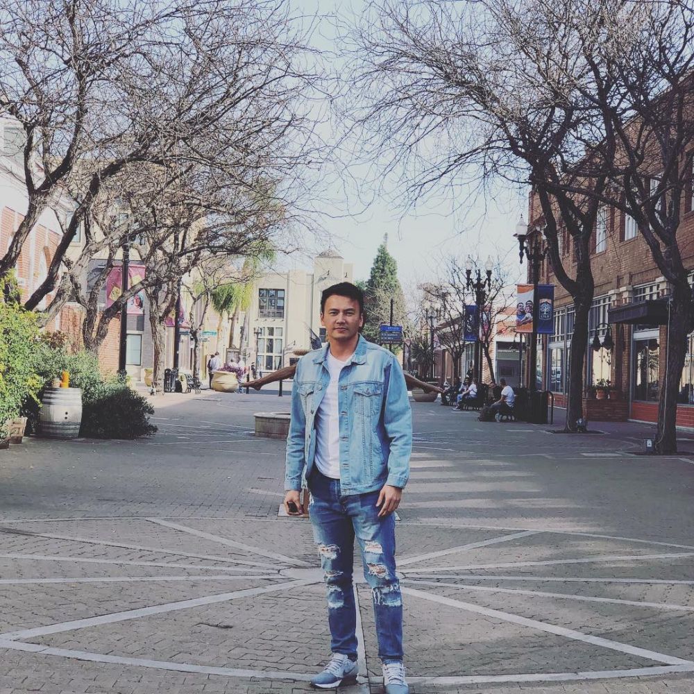 10 Gaya OOTD Wijaya Saputra di luar lapangan, simpel tapi cool