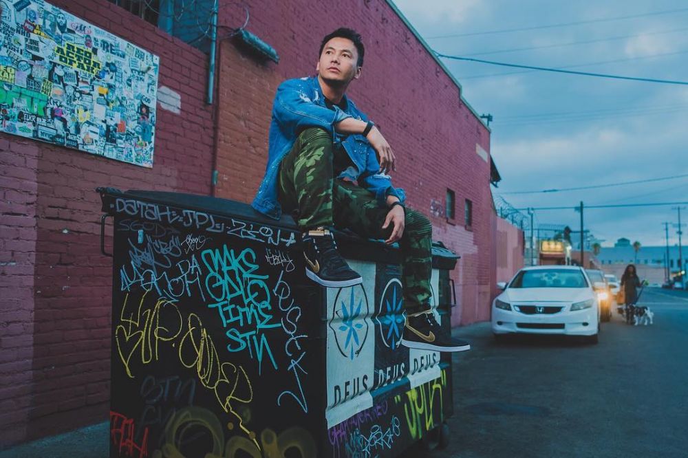 10 Gaya OOTD Wijaya Saputra di luar lapangan, simpel tapi cool