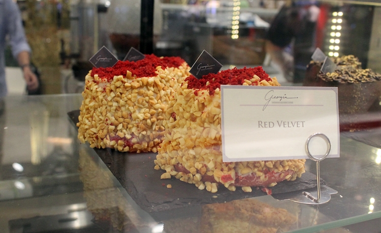 Restoran ini menyajikan menu Indonesia blasteran, unik banget lho