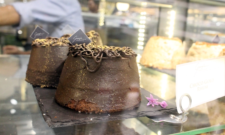 Restoran ini menyajikan menu Indonesia blasteran, unik banget lho