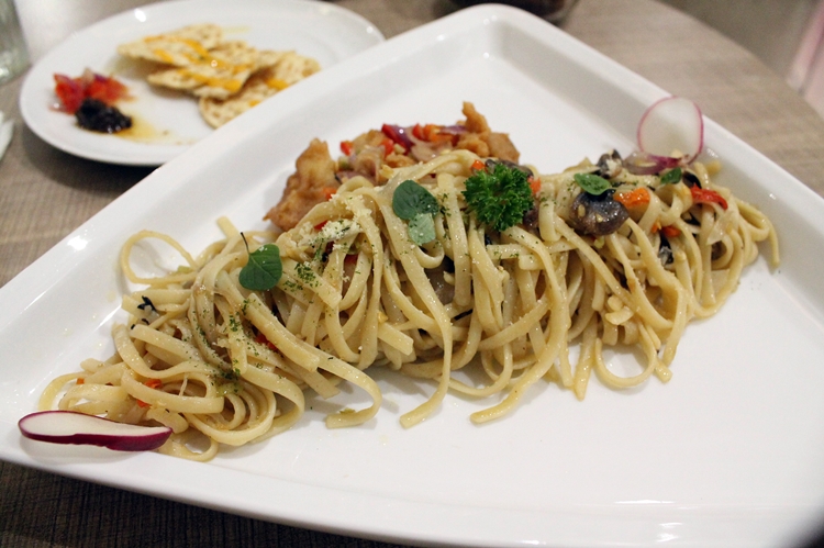 Restoran ini menyajikan menu Indonesia blasteran, unik banget lho