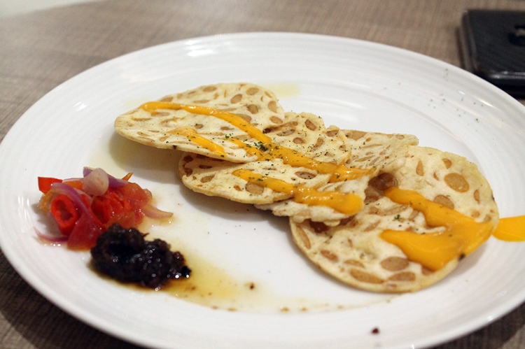 Restoran ini menyajikan menu Indonesia blasteran, unik banget lho