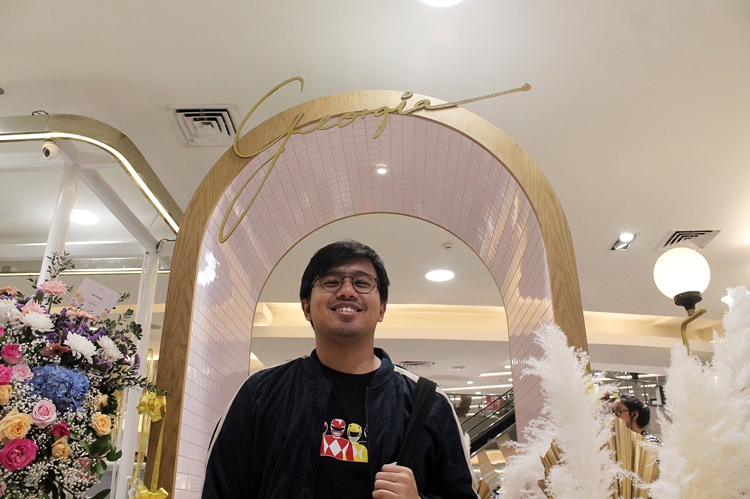 Restoran ini menyajikan menu Indonesia blasteran, unik banget lho