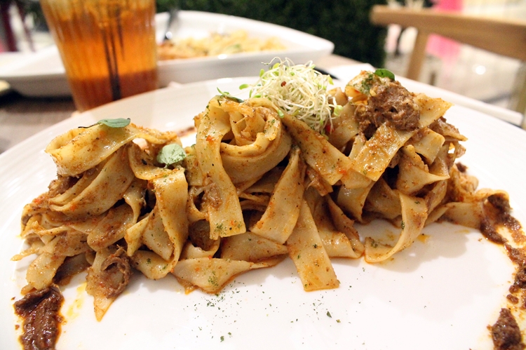 Restoran ini menyajikan menu Indonesia blasteran, unik banget lho