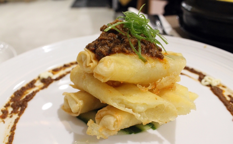 Restoran ini menyajikan menu Indonesia blasteran, unik banget lho