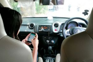 6 Alasan kenapa kamu nggak boleh ngecek isi HP pasanganmu