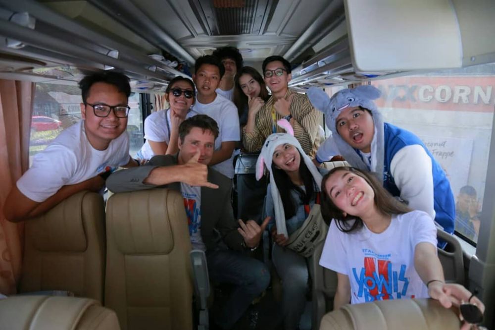 10 Momen Joshua Suherman & kekasih promo Yowis Ben 2, bikin baper