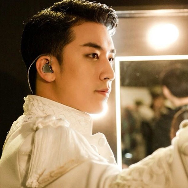 11 Gaya rambut Seungri Bigbang, berani main warna