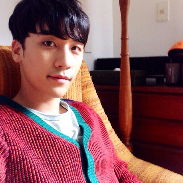 11 Gaya rambut Seungri Bigbang, berani main warna