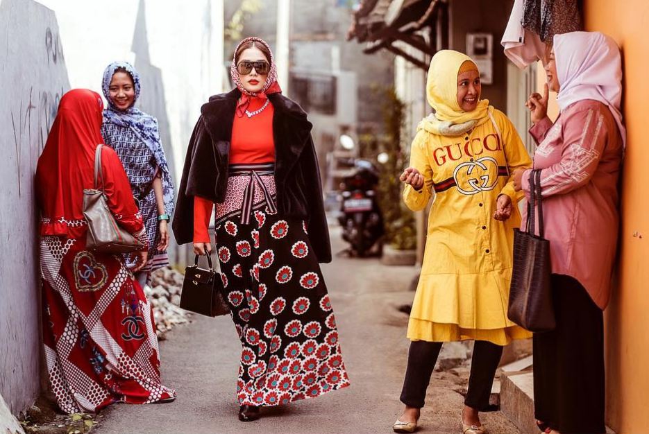 4 Pemotretan nyentrik Ussy Sulistiawaty, glamor di tempat sederhana