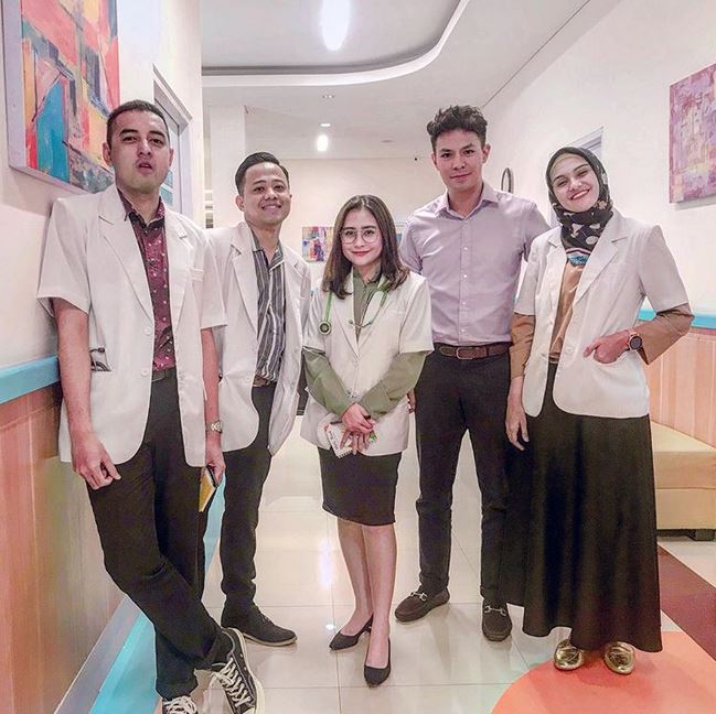 8 Potret Prilly Latuconsina berperan jadi dokter, makin memikat