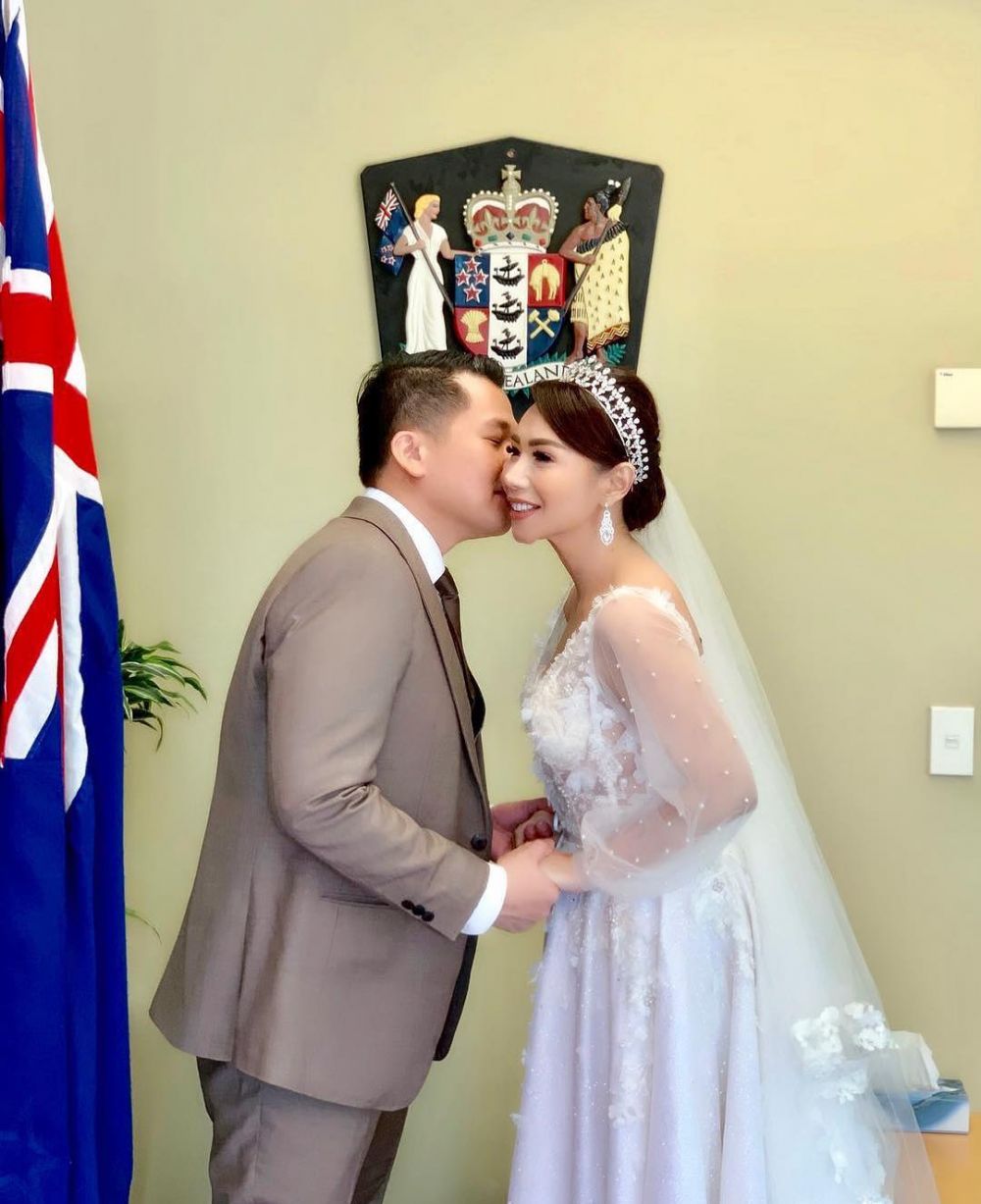10 Potret pernikahan Femmy Permatasari & suami di Selandia Baru