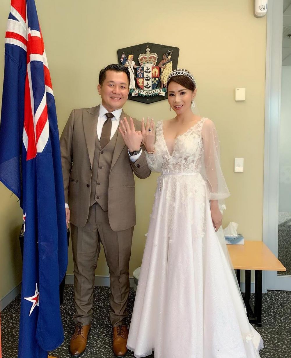 10 Potret pernikahan Femmy Permatasari & suami di Selandia Baru