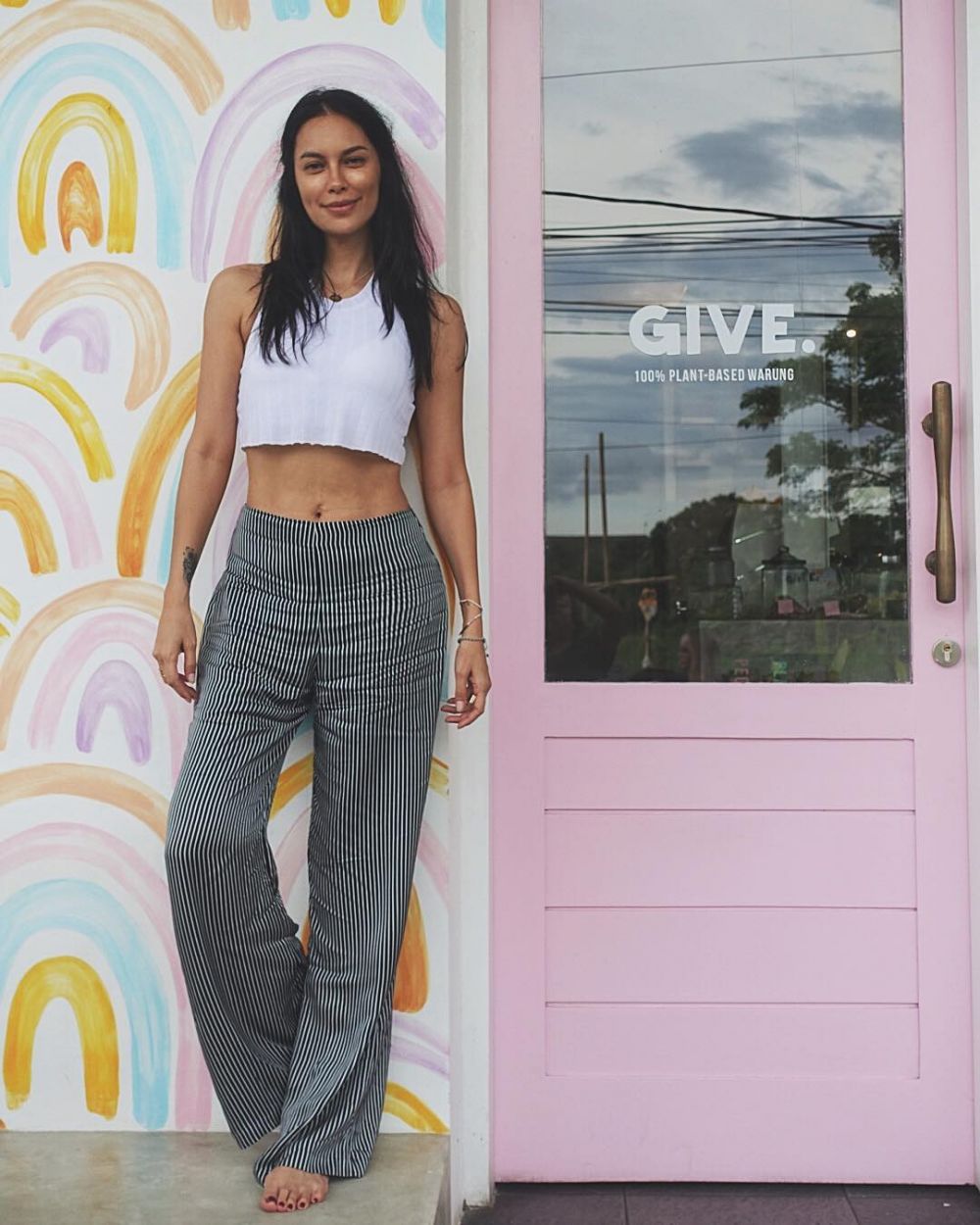 Potret 8 seleb cantik usia 40-an saat pamer perut rata