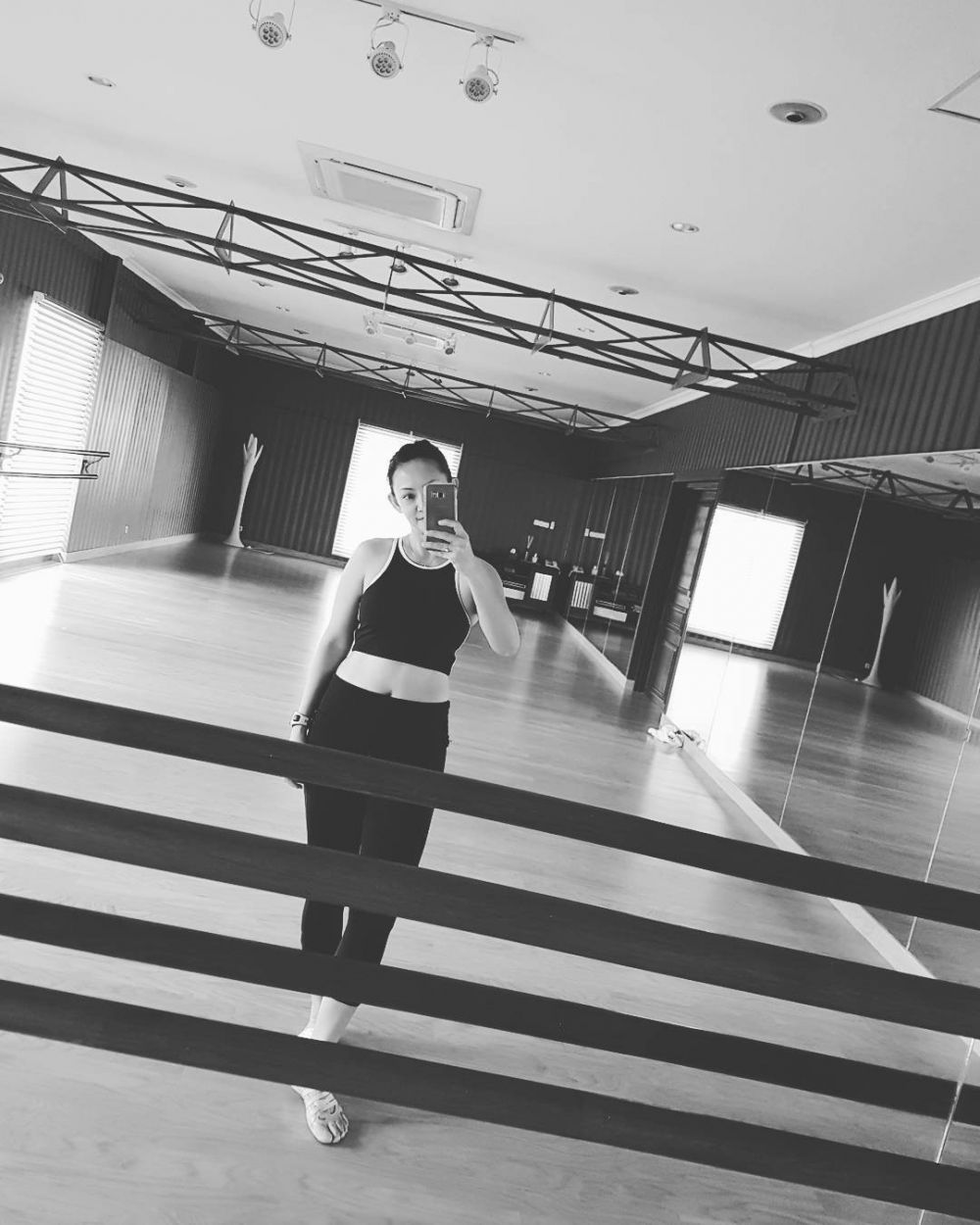 Potret 8 seleb cantik usia 40-an saat pamer perut rata