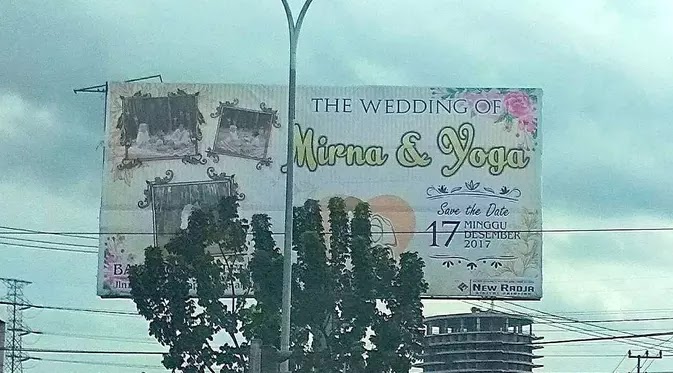 10 Spanduk undangan pernikahan ini mengundang senyum