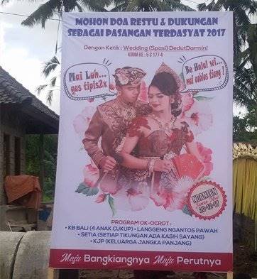 10 Spanduk undangan pernikahan ini mengundang senyum