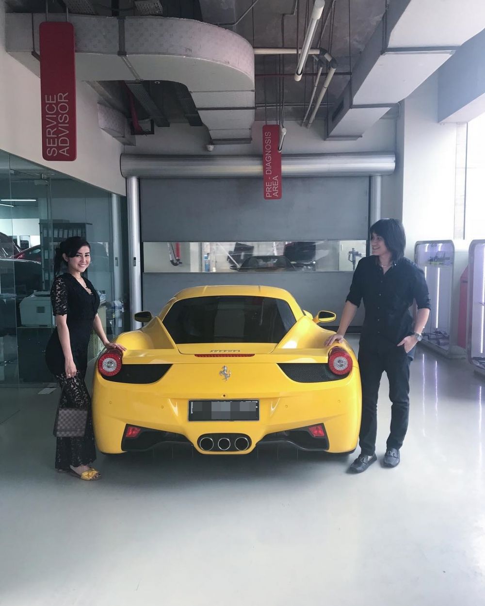 Kevin Aprilio & pacar kompak pamer mobil baru Ferrari, bikin iri