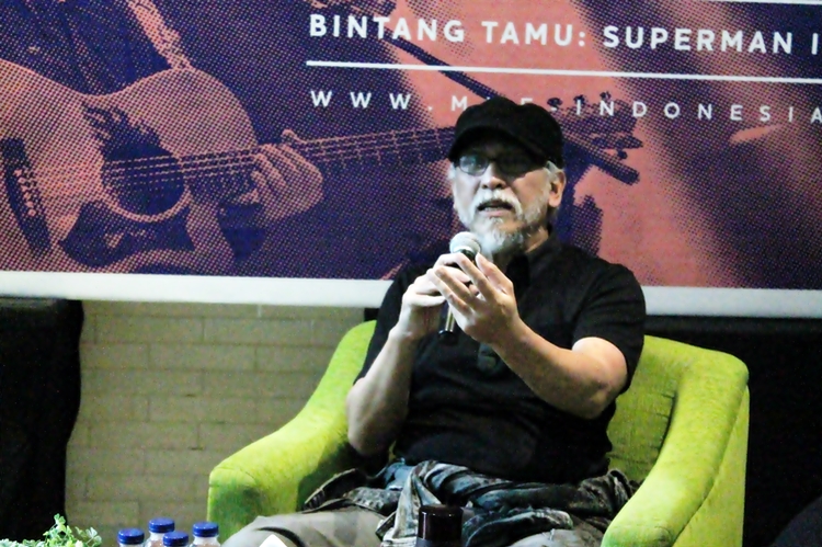 Konser Iwan Fals mengajak orang Indonesia menghidupkan cinta