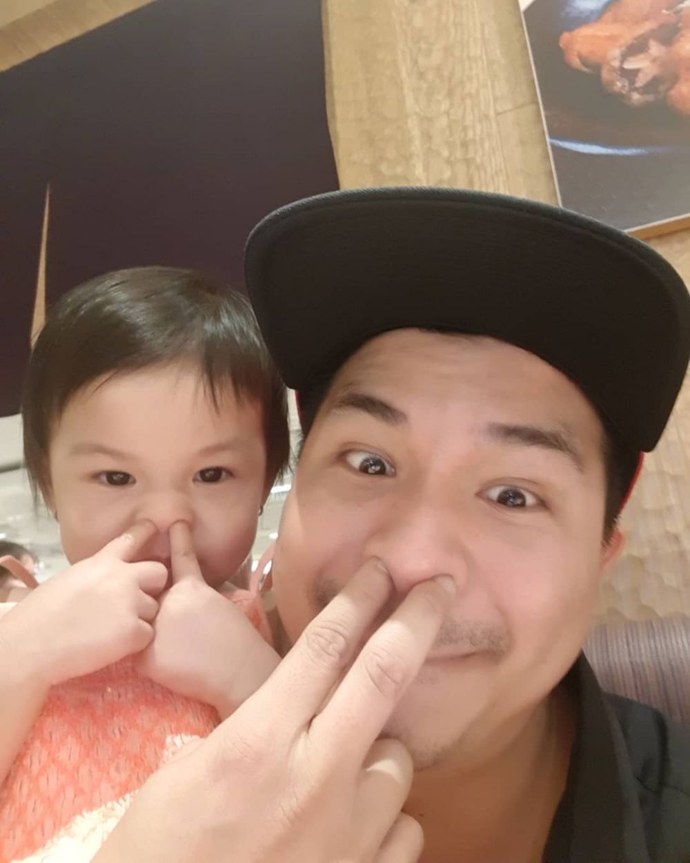 10 Potret Glenn Alinskie tirukan pose Nastusha ini kocak abis