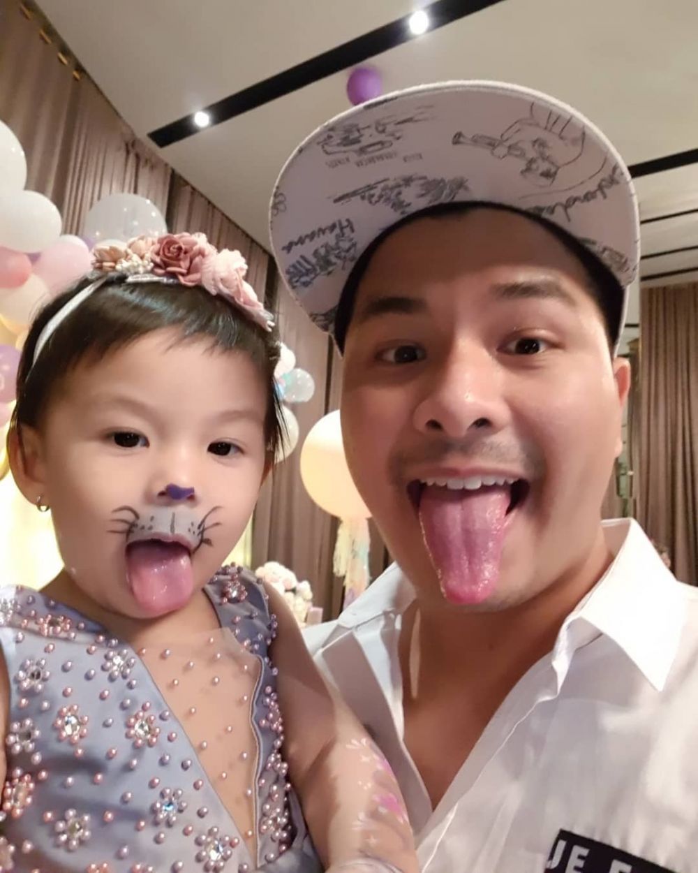 10 Potret Glenn Alinskie tirukan pose Nastusha ini kocak abis