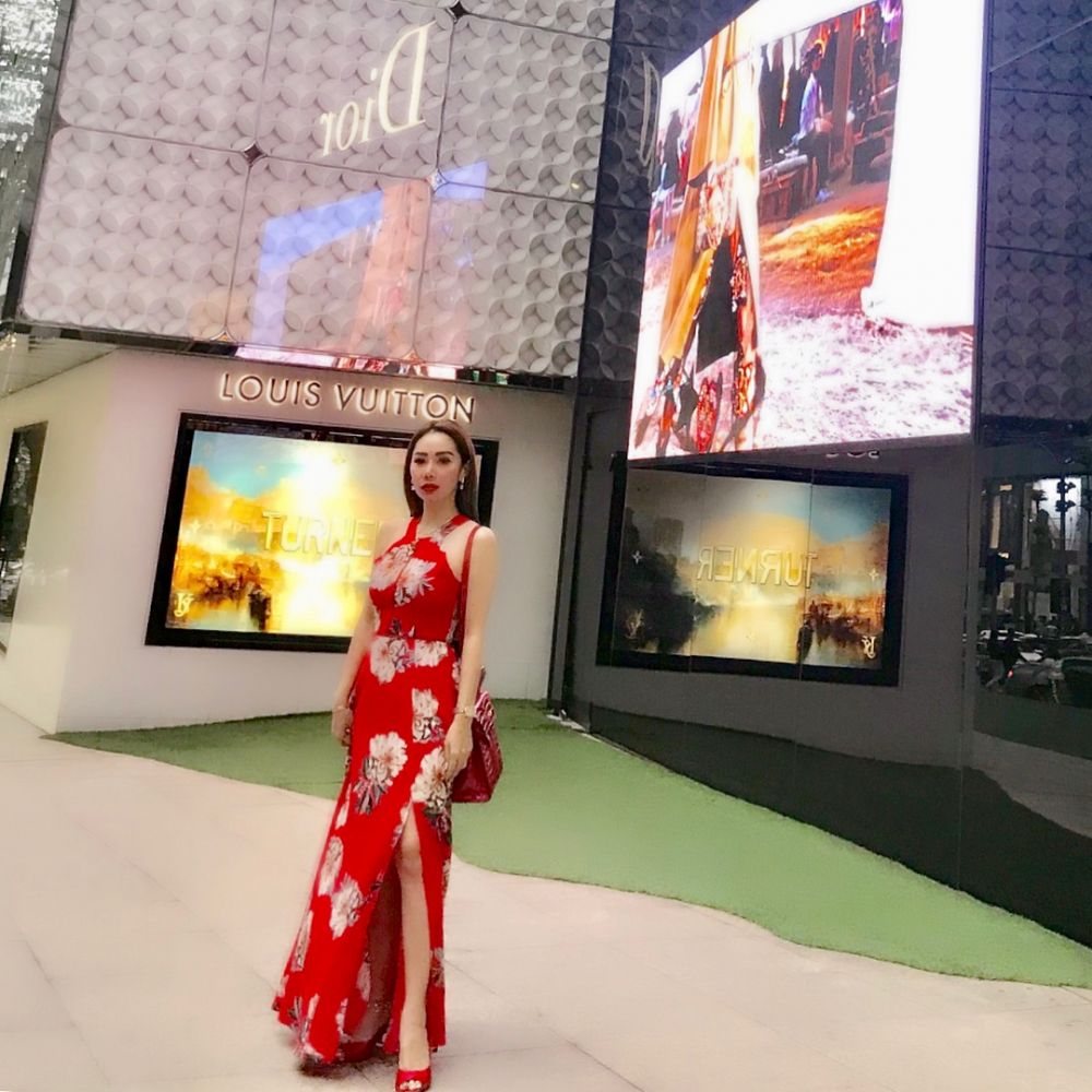 11 Gaya Femmy Permatasari kenakan busana belahan tinggi