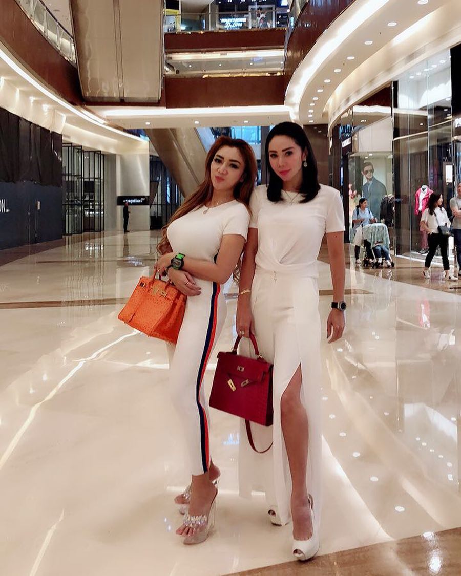 11 Gaya Femmy Permatasari kenakan busana belahan tinggi