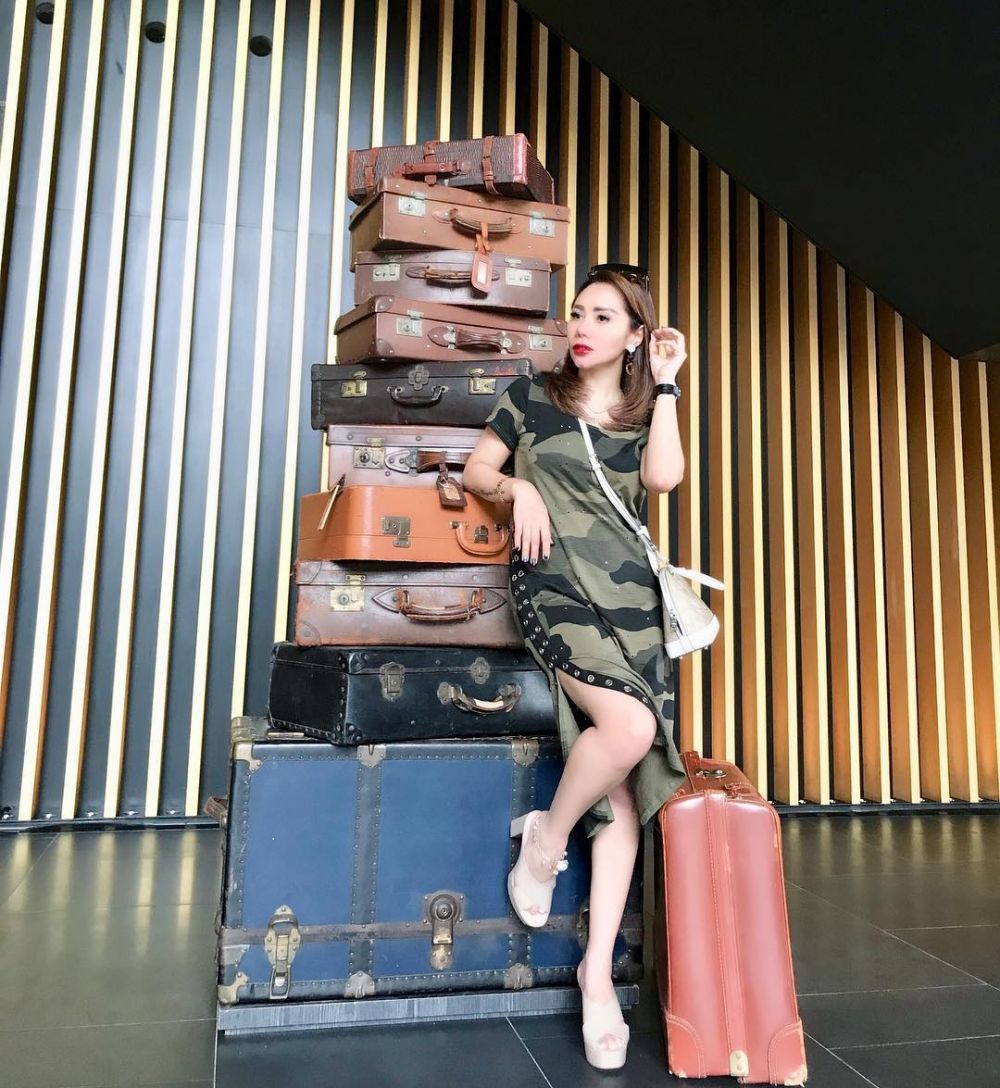 11 Gaya Femmy Permatasari kenakan busana belahan tinggi