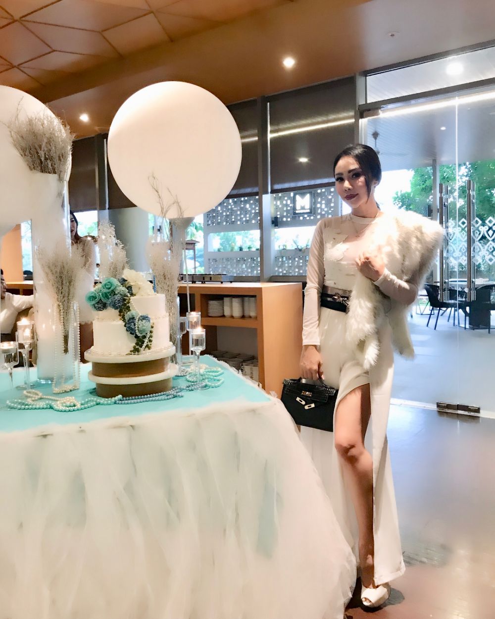 11 Gaya Femmy Permatasari kenakan busana belahan tinggi