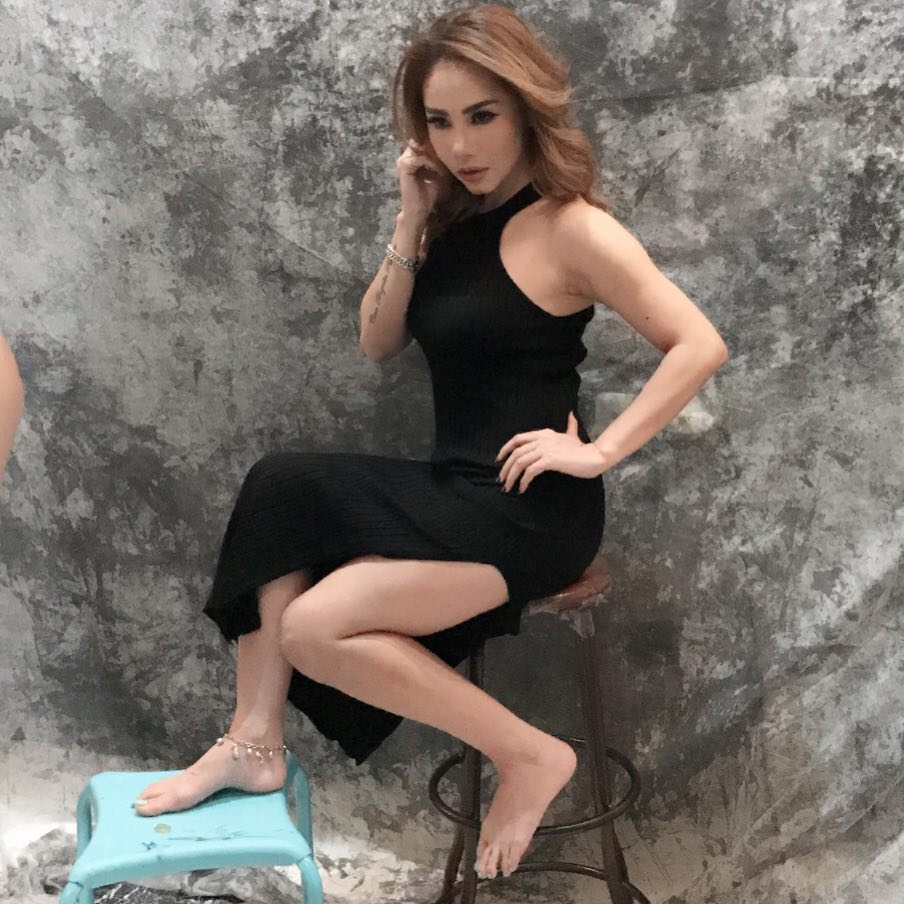 11 Gaya Femmy Permatasari kenakan busana belahan tinggi