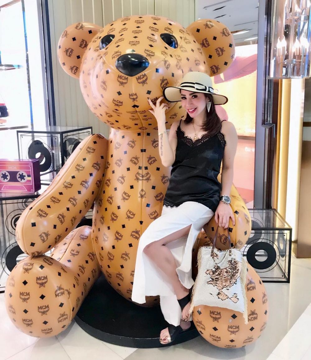 11 Gaya Femmy Permatasari kenakan busana belahan tinggi