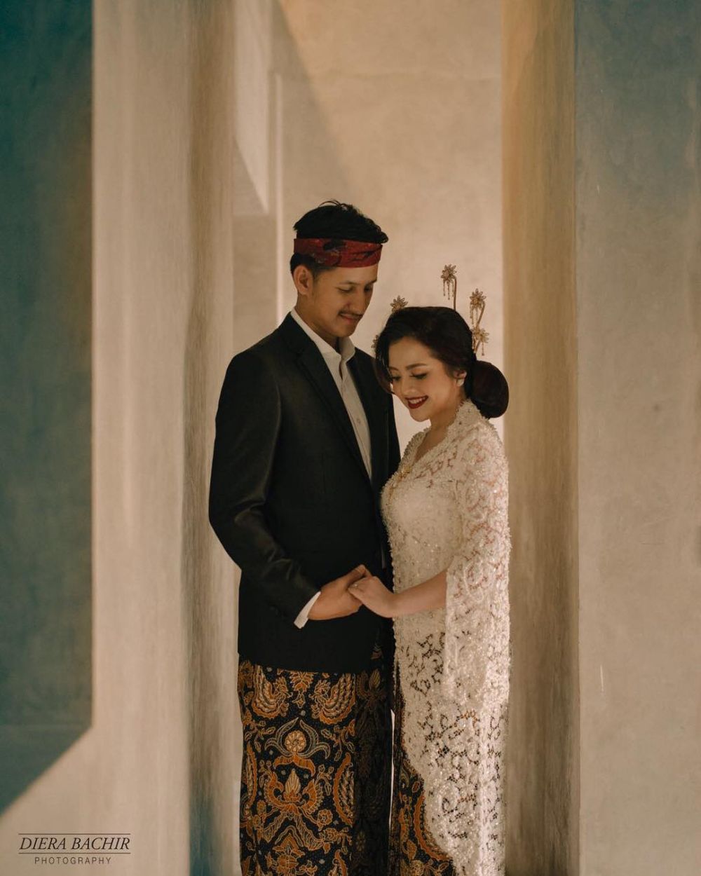 11 Inspirasi foto prewedding indoor ala seleb Tanah Air, simpel