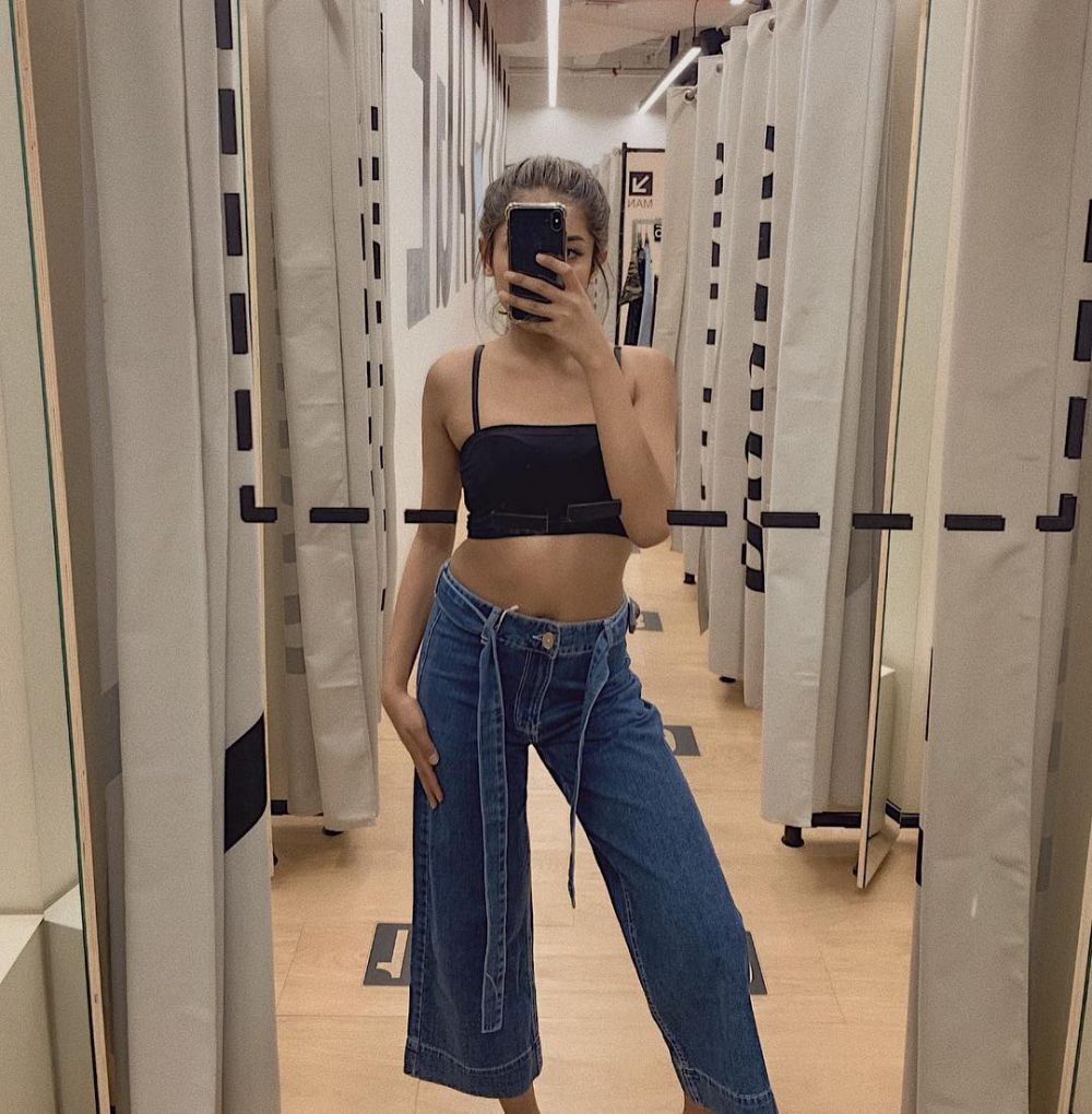 10 Potret Millendaru pakai crop top, selalu jadi kontroversi