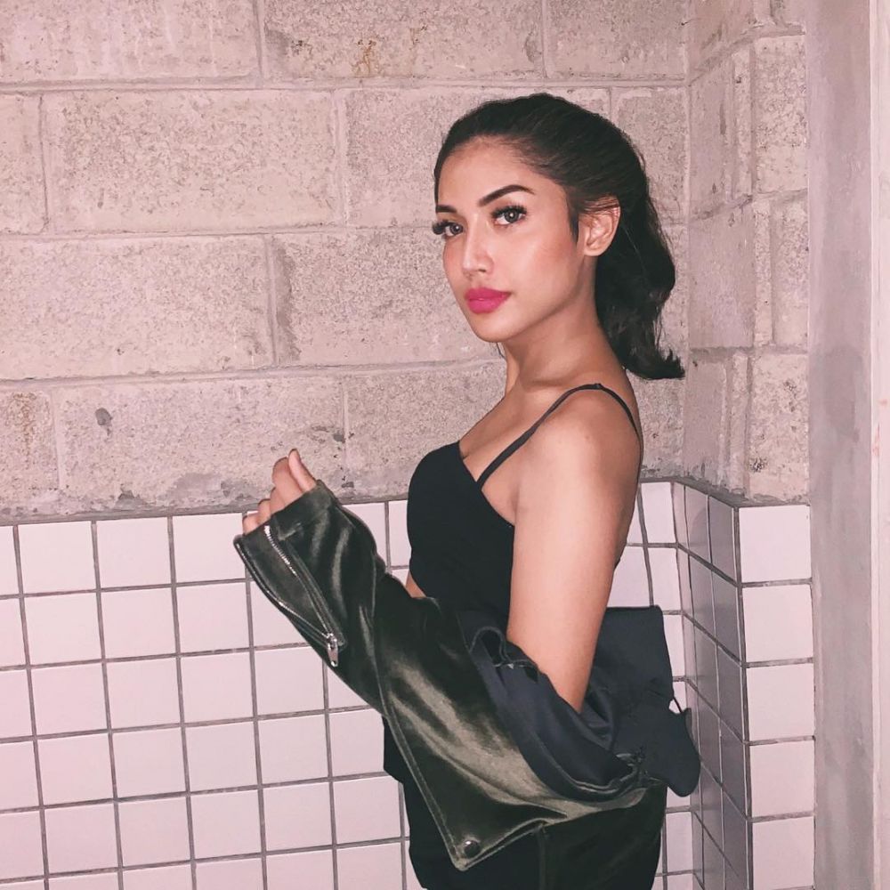 10 Potret Millendaru pakai crop top, selalu jadi kontroversi