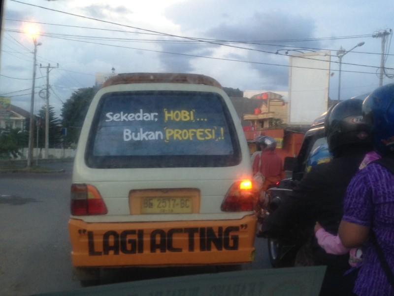 12 Stiker lucu yang ada di angkot ini bikin ngakak sampai tujuan