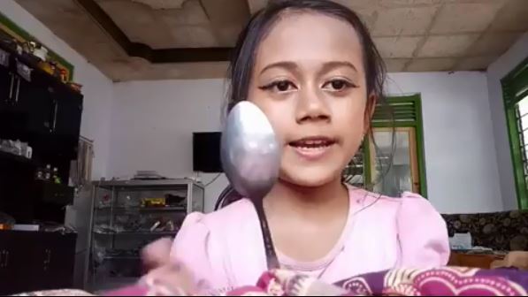 Gadis cilik ini bikin tutorial alis dari sendok, hasilnya epik abis