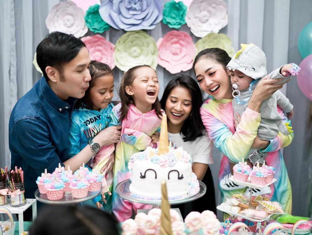 Bayinya belum setahun, 4 seleb ini umumkan sudah hamil lagi