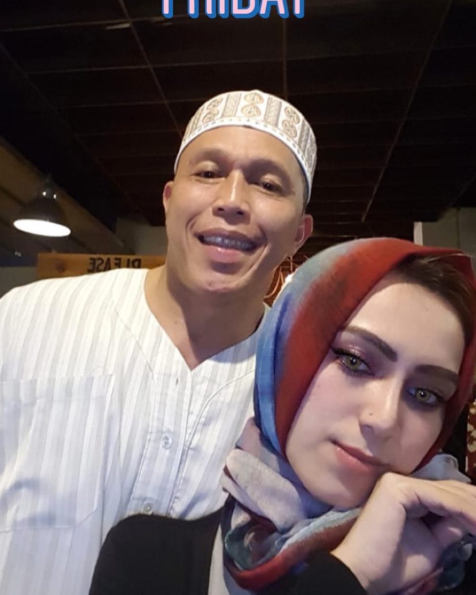 Beda 20 tahun, ini 10 potret mesra Bang Tigor dan pacar barunya